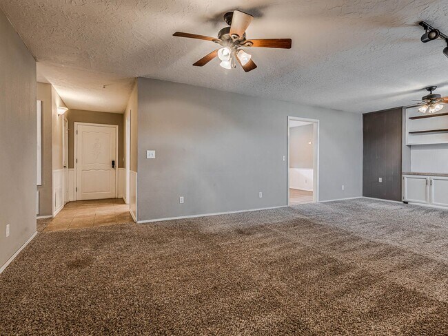 Building Photo - Beautiful 3 bedroom home in the heart of Coweta!