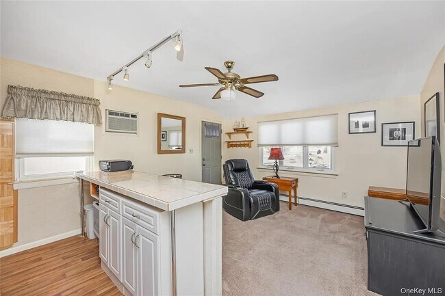 Building Photo - 10 Leanore Dr