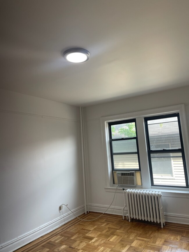 Building Photo - 272 Hutton St