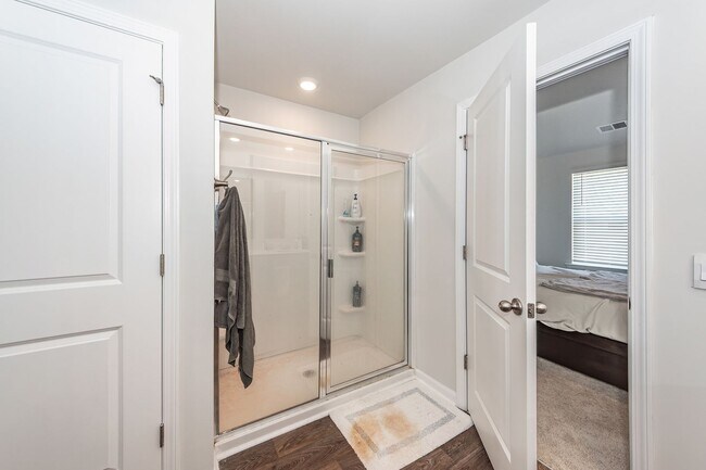 Building Photo - 3 Bedroom, 2.5 Bathroom Townhome in Caroli...