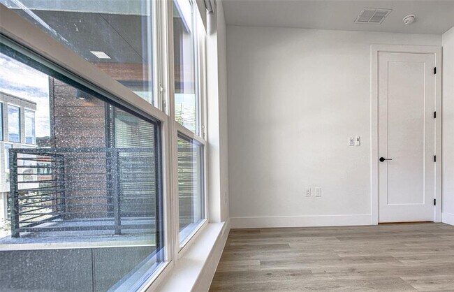 Building Photo - 1701 Simond Ave Ave