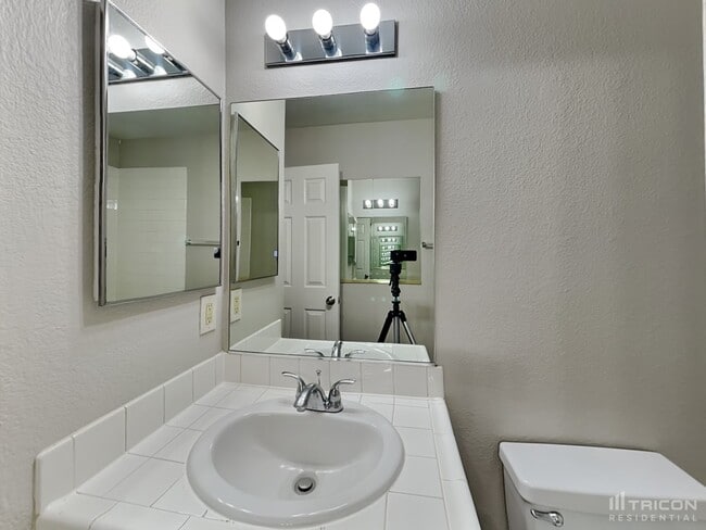 Building Photo - 523 Landra Ln