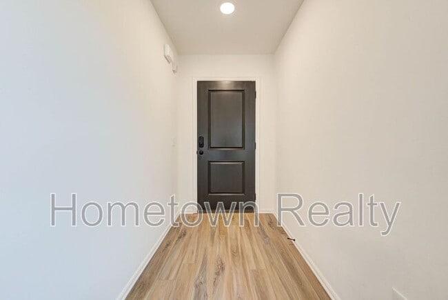 Building Photo - 414 N Cyn Ter