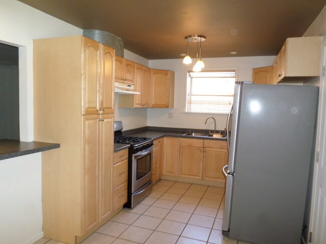 Building Photo - Classic & clean 3 bedroom 1.5 bath 1 story home