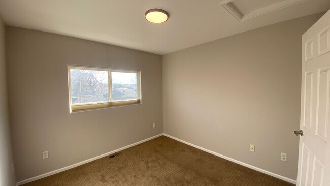 Building Photo - 2 Bedroom 2 1/2 Bathroom Brighton Condo