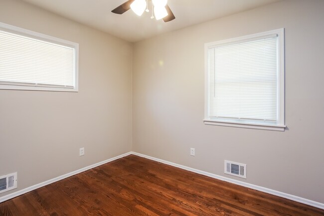 Building Photo - Cute 3 Bedroom