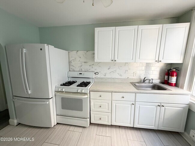 Building Photo - 37 2nd Ave