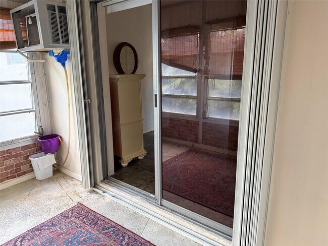 Building Photo - 2115 NE 42nd Ct