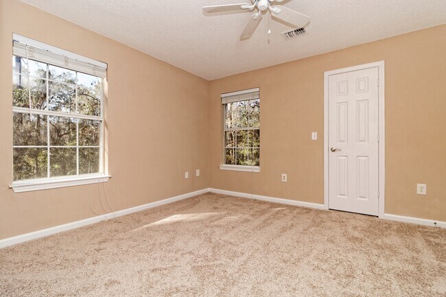Building Photo - Amazing two bedroom 2nd Floor, Summer House Available June 19!