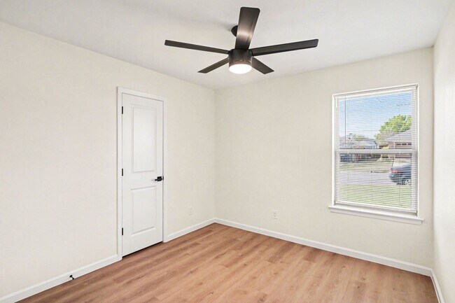 Building Photo - Move In Ready Home with Modern Updates Throughout