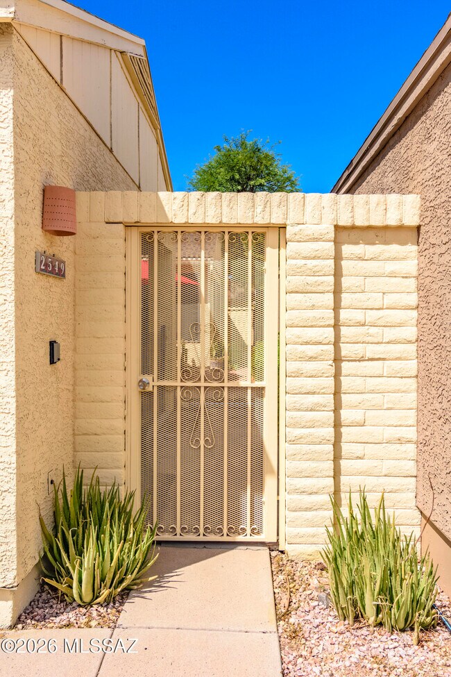 Building Photo - 2549 N Palo Santo Dr
