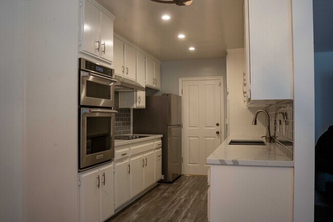 Building Photo - 4521 Colbath Ave