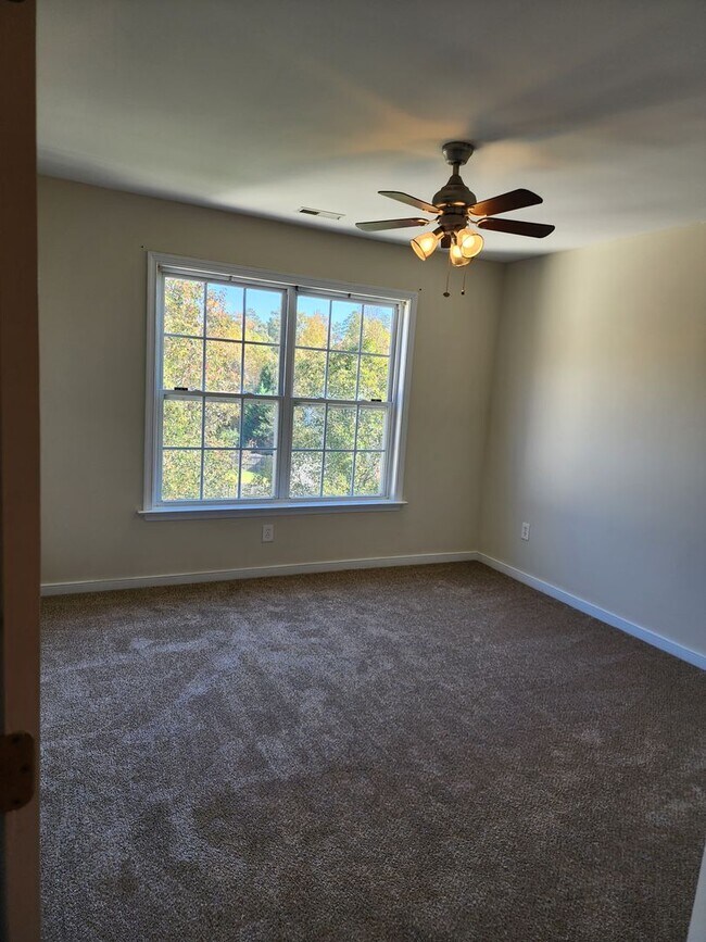 Building Photo - Beautiful 5 Bedroom Home in Watermill Subdivision!