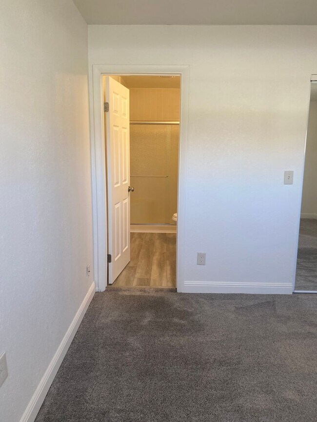 Building Photo - Sweet 4 bd, 2 bath, 2+car garage near MidTown