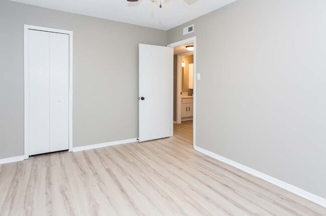 Building Photo - 10 Greenhaven Pl