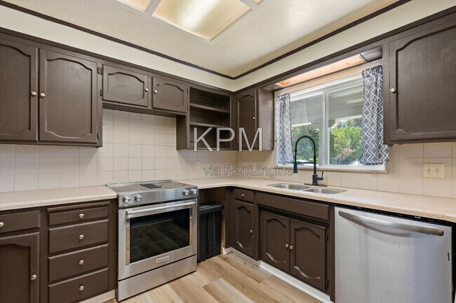 Building Photo - 2155 Portola Ave