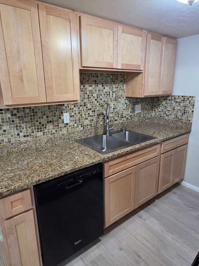 Building Photo - 710 W Cleveland Cir