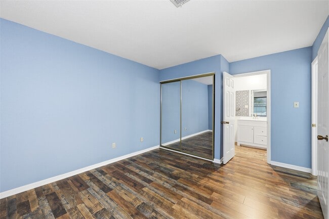 Building Photo - 955 Green Meadow St