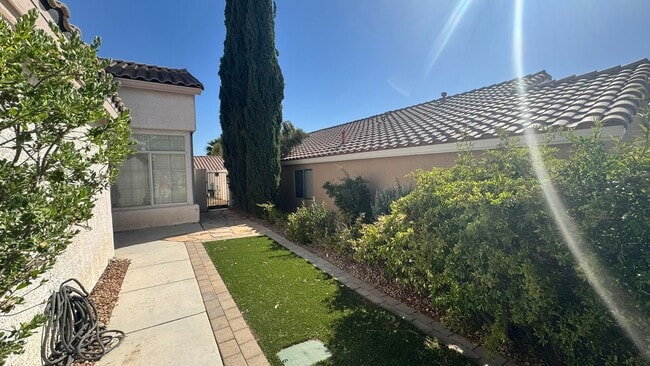 Building Photo - Summerlin 4 bedroom 3 car garage