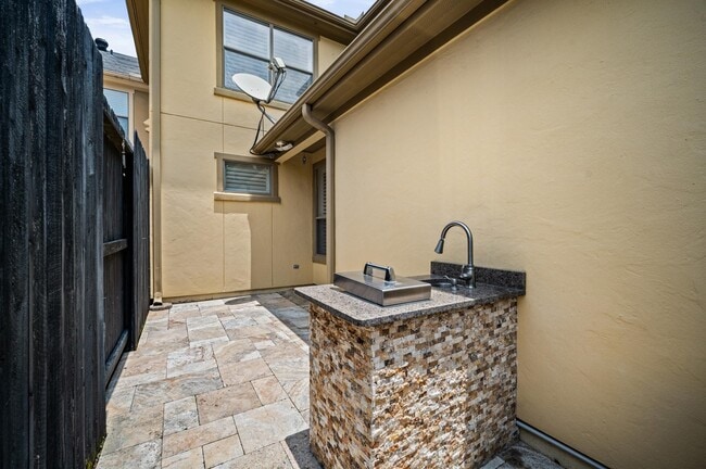 Building Photo - 2047 Palm Forest Ln