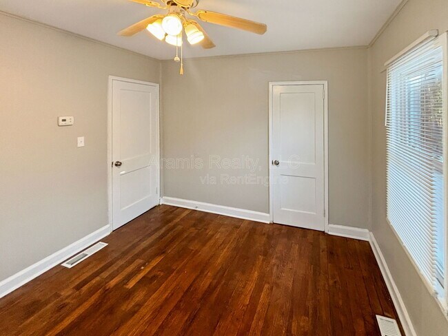 Building Photo - 263 Victory Dr SE