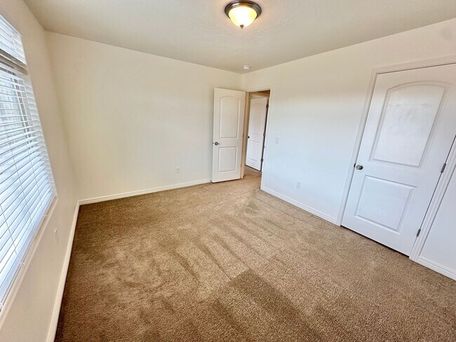 Building Photo - Desert Canyon Home!