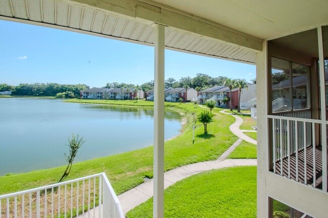 Building Photo - Lake Front 1BR + Den -Move In Special Available