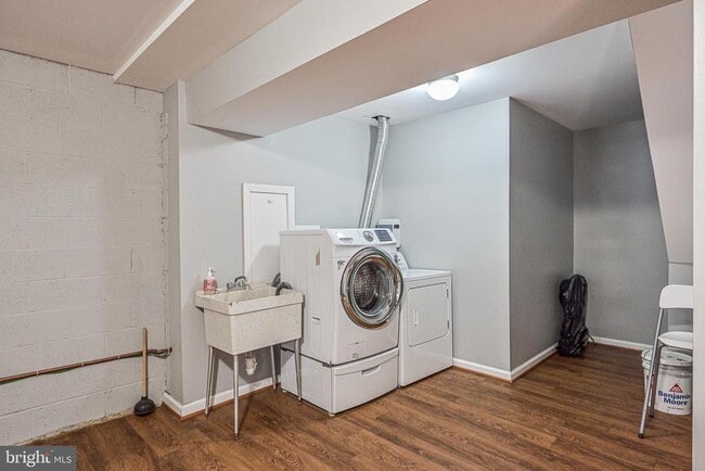 Building Photo - 7046 Leestone St