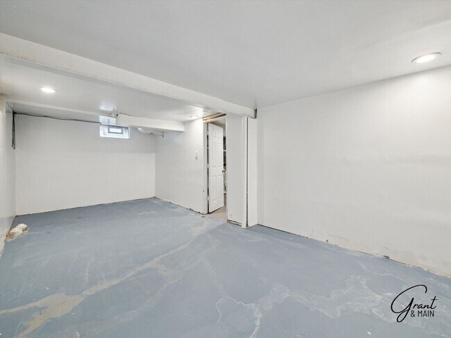 Building Photo - $1250 3 bedroom bungalow