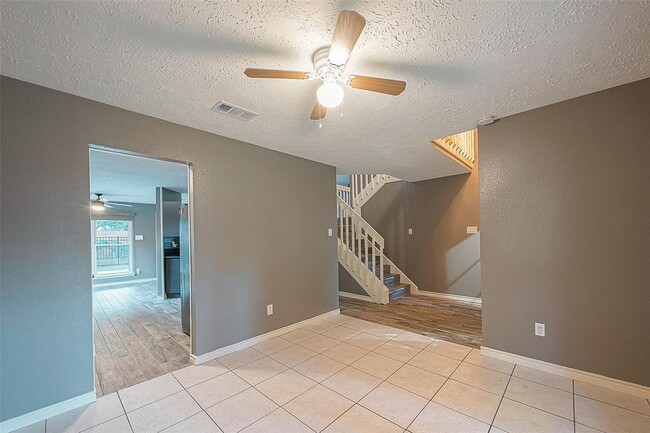 Building Photo - 2122 Courtshire Ln