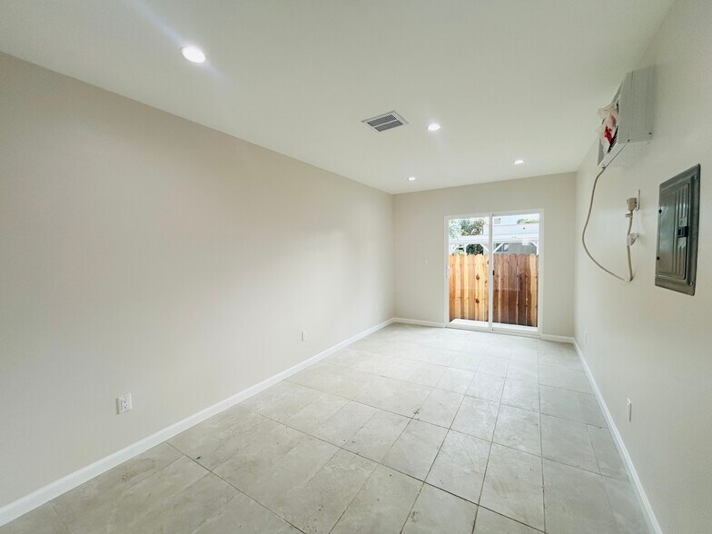 Building Photo - 14210 Sylvan St