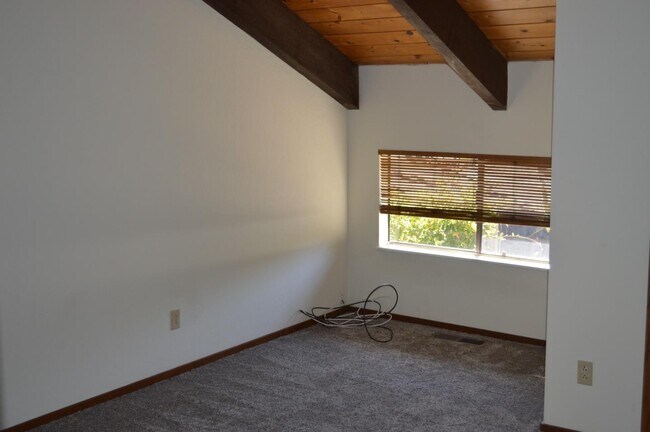 Building Photo - 1005 Drake Ct