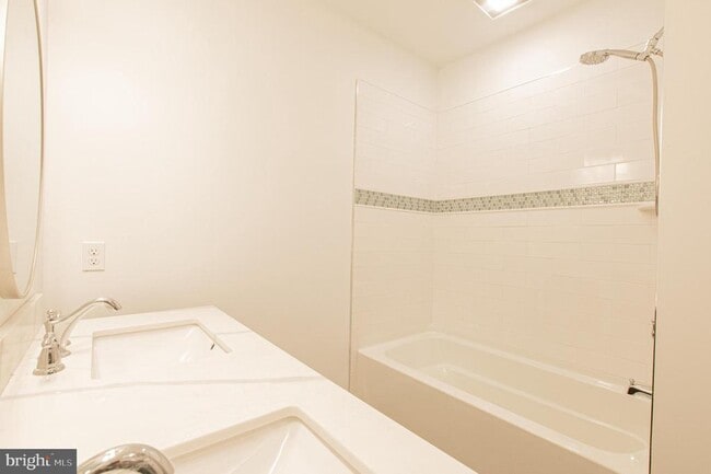 Building Photo - 5 Park Ln