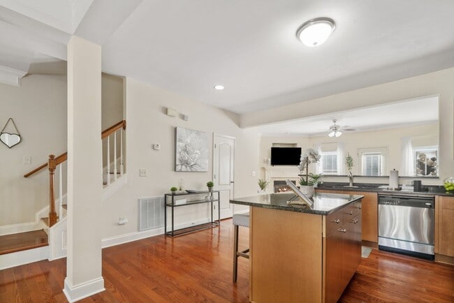 Building Photo - Woodbury Falls Luxury Townhome