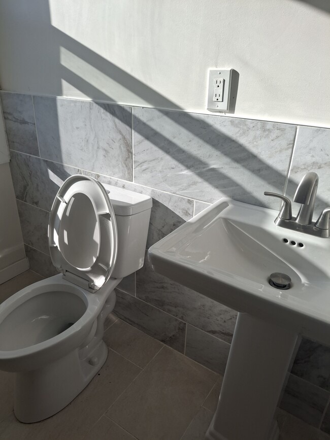 Building Photo - 400 Orange St