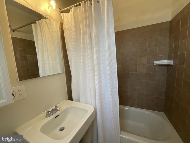 Building Photo - 1927 N Quaker Ln