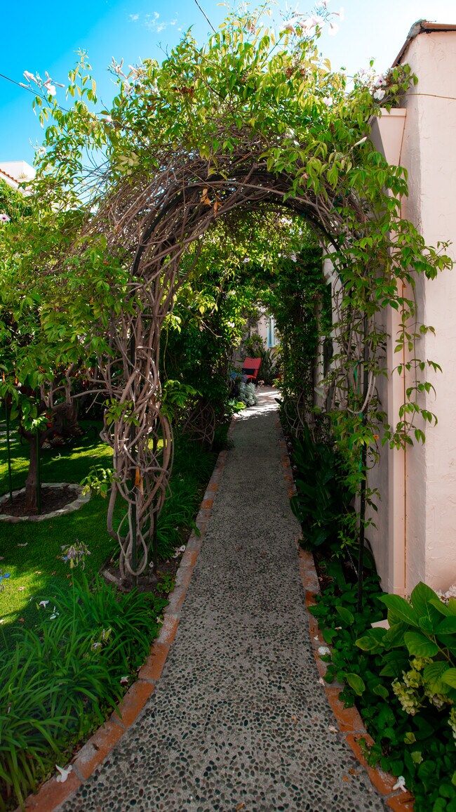 Path thru Trellis - 848 17th St