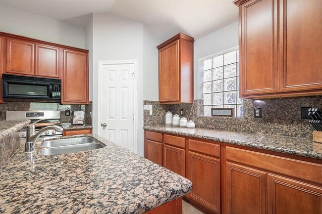 Building Photo - 12107 Lakewood Villa Dr
