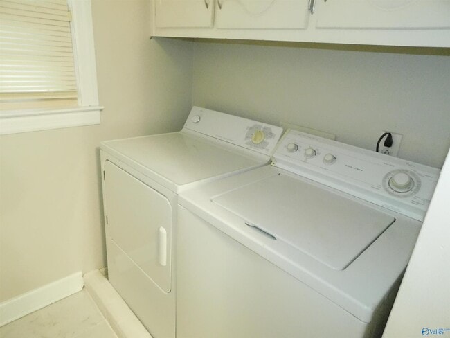 Building Photo - 2111 Epworth Dr NE