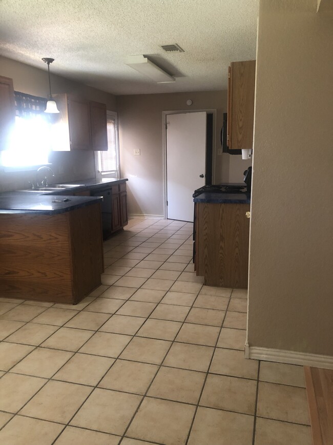 kitchen w/breakfast area - 128 Presidio Pl