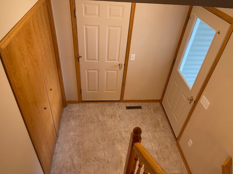 Foyer - 23181 Dakotah St NW