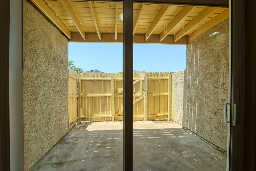 Building Photo - 707 Harbour Town Dr