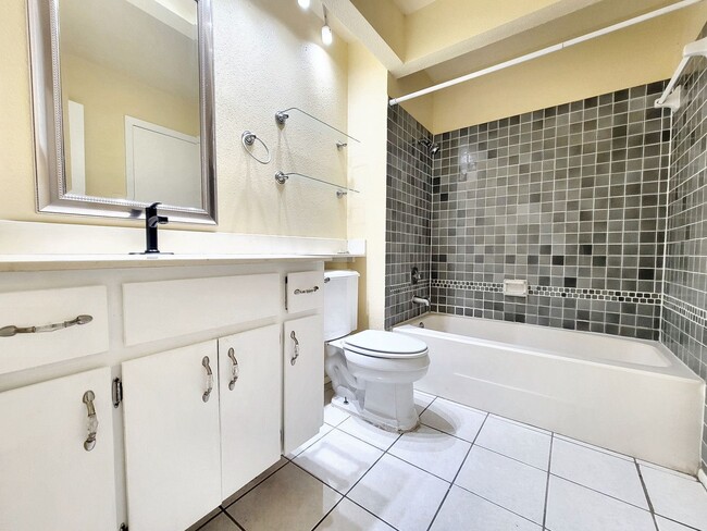 Building Photo - Modern and Cozy 2/BR 2/BA Home in Gated Co...