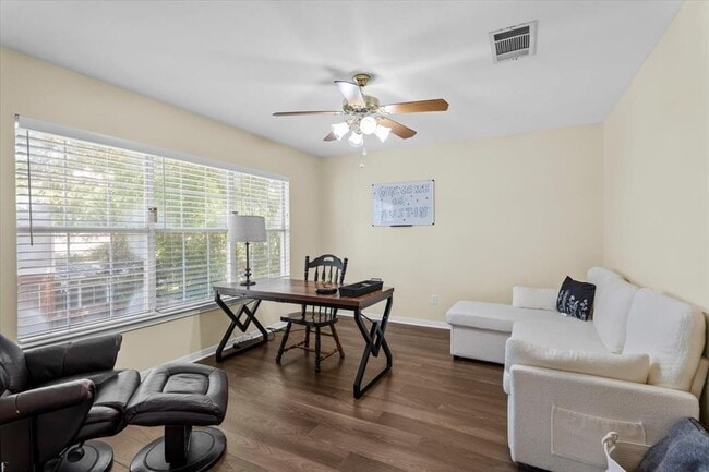 Building Photo - 10116 Pinehurst Dr