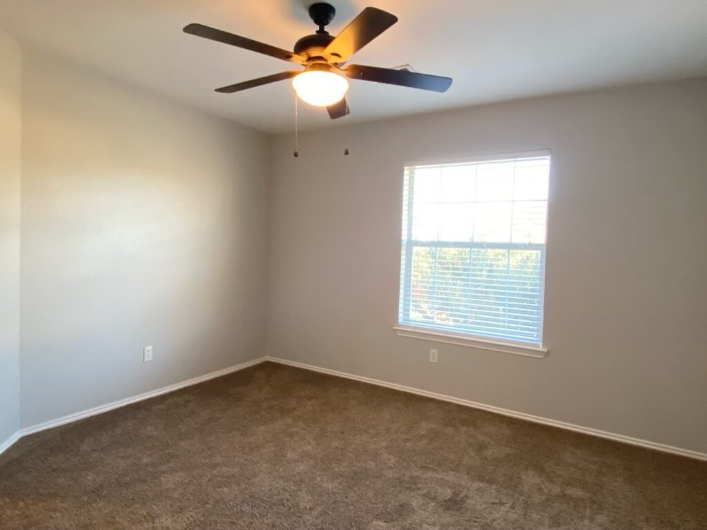 Building Photo - 2326 Clover Ridge Dr