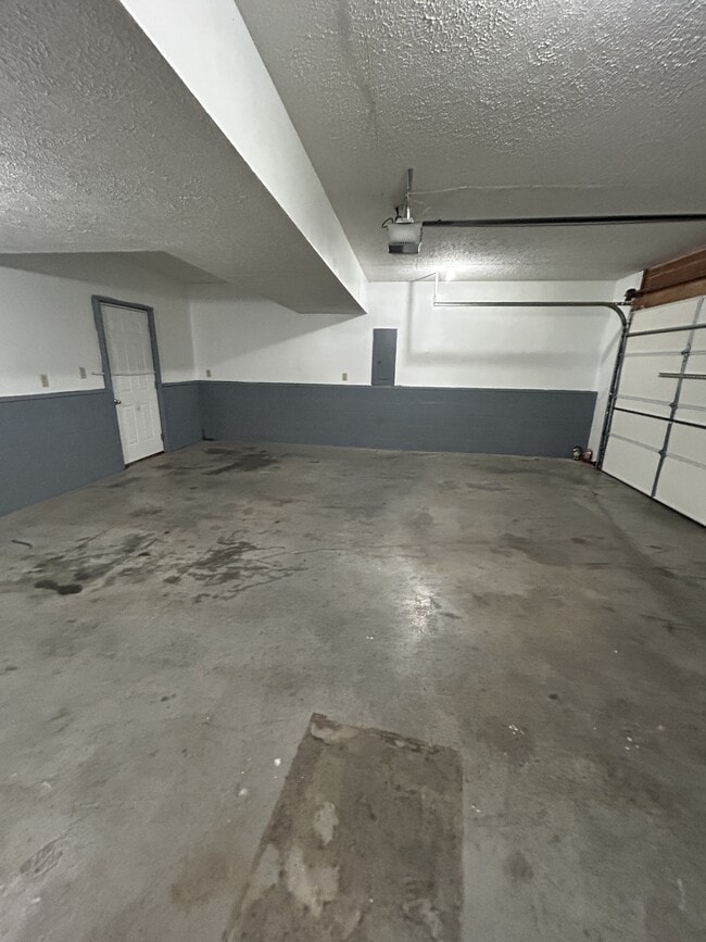 Building Photo - 402 Bumble Bee Ln