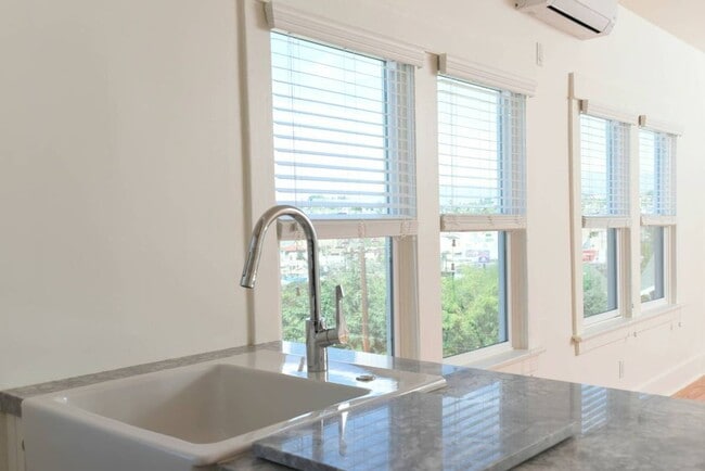 Building Photo - Updated 1 Bed 1 Bath in the Heart of Echo Park - Parking, laundry and great views!