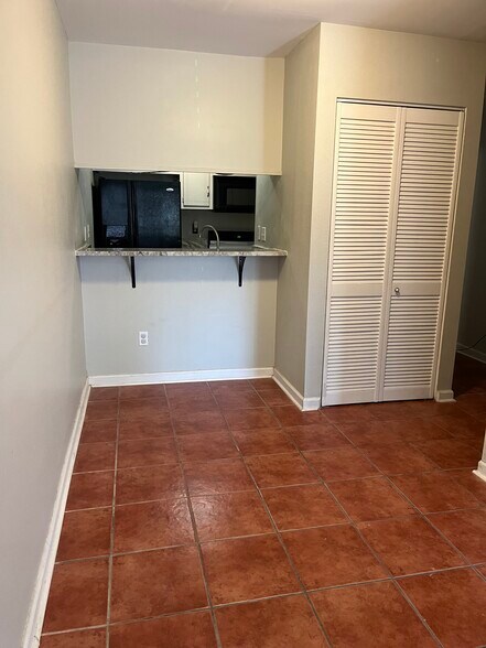 Breakfast Area - 716 Saint Louis St