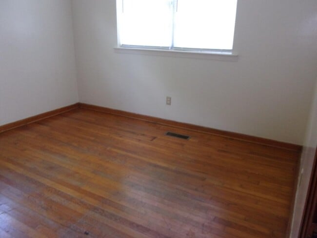 Building Photo - 116 Marks Cir