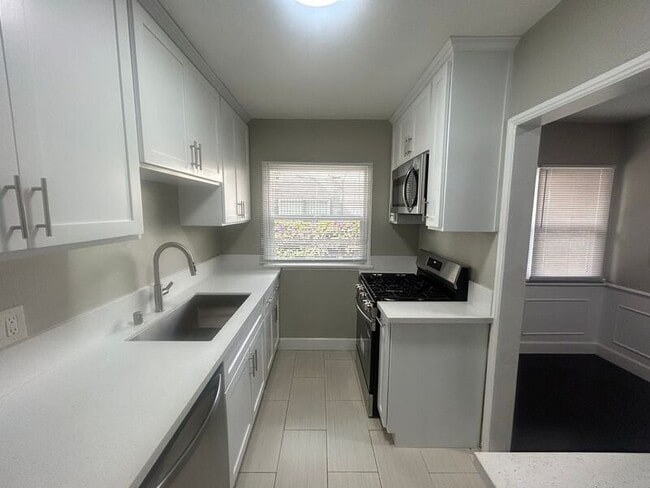 Building Photo - 1323 S Highland Ave